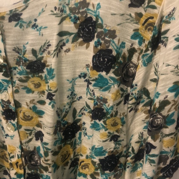 Kirra crop top flowy blouse with lace upper on sleeves. Button down front. - Picture 2 of 4